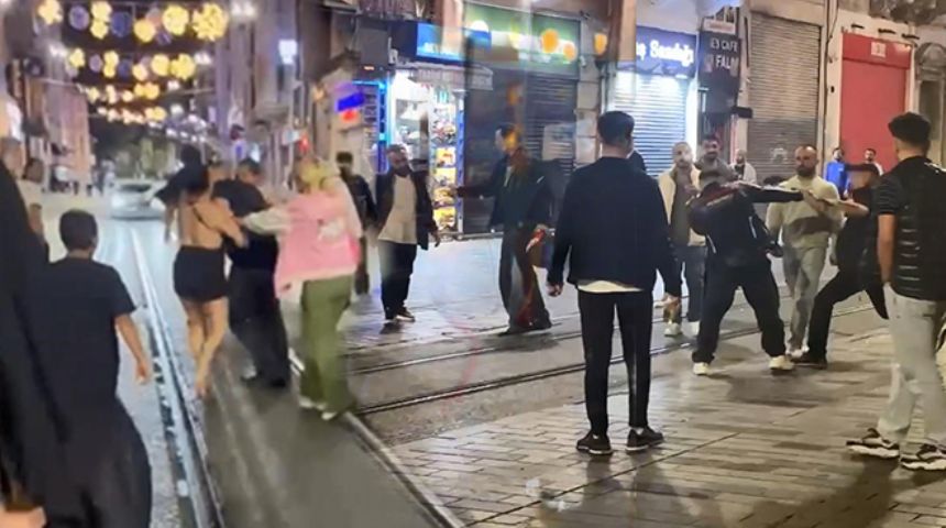 Taksim'de kemerli tekmeli yumruklu kavgalar kamerada 